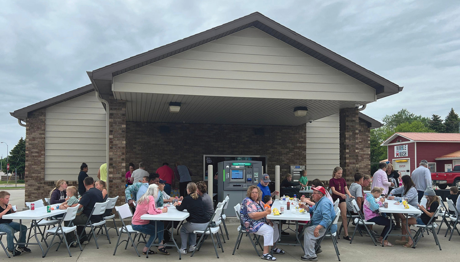 Dakotaland FCU held their annual Dakotaland Memberfest last Thursday. It was a beautiful night for people to gather and have a picnic outside.